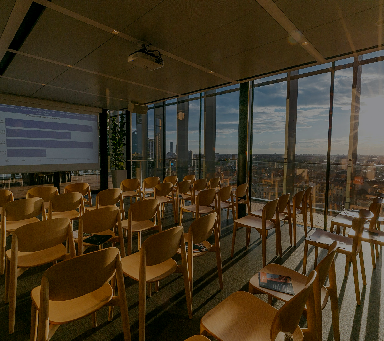 关键词：智慧办公，，，，观景会议室，，，智能投影，，，，深圳市艾特谷鑫科技;描述：深圳市艾特谷鑫科技智慧办公场景下的观景会议室，，，，配备智能投影等设备，，，，助力高效会议